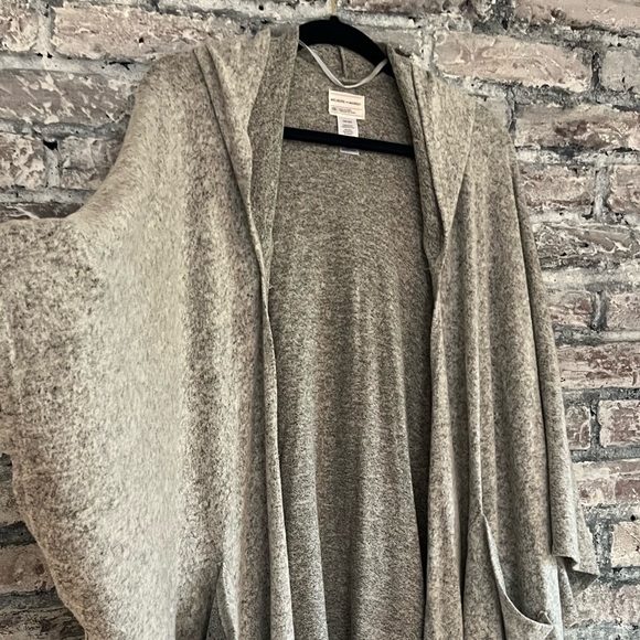 Everyday cozy wrap with hood/pockets NWOT model wearing light gray in 1st pic - Picture 4 of 8